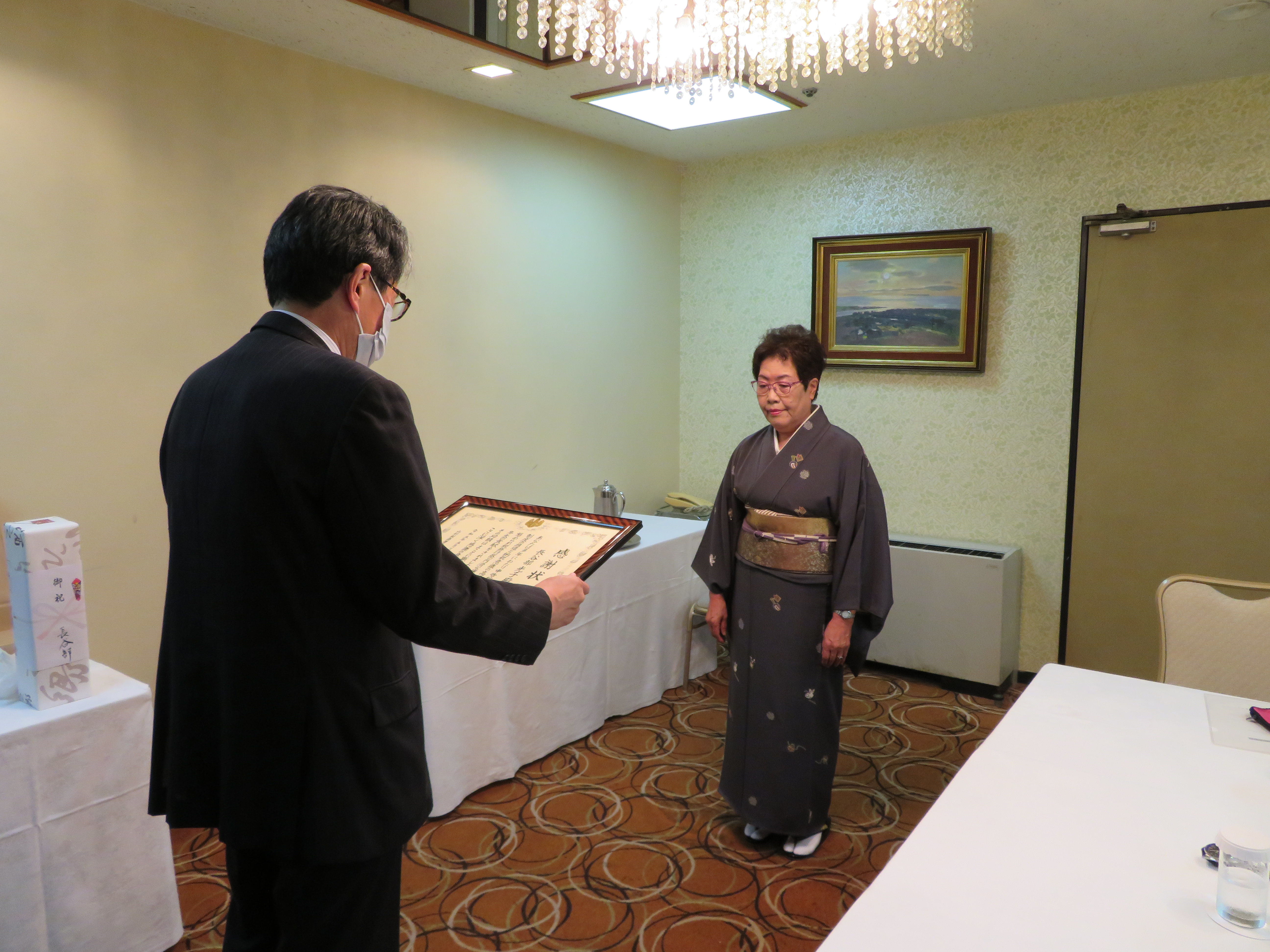 「長谷部前副会長へ感謝状贈呈」 「長谷部前副会長へ感謝状贈呈」