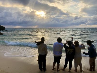 海で大はしゃぎ