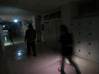 真っ暗の中で避難する生徒