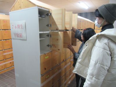 生徒昇降口清掃の様子